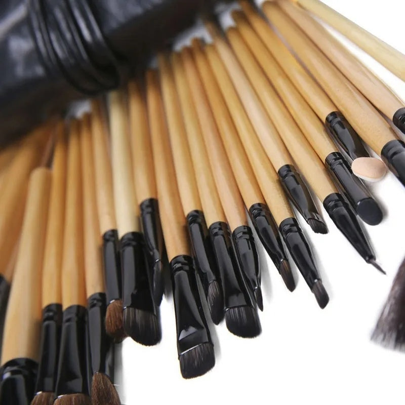 Geschenktüte mit 24 Make-up-Pinsel-Sets